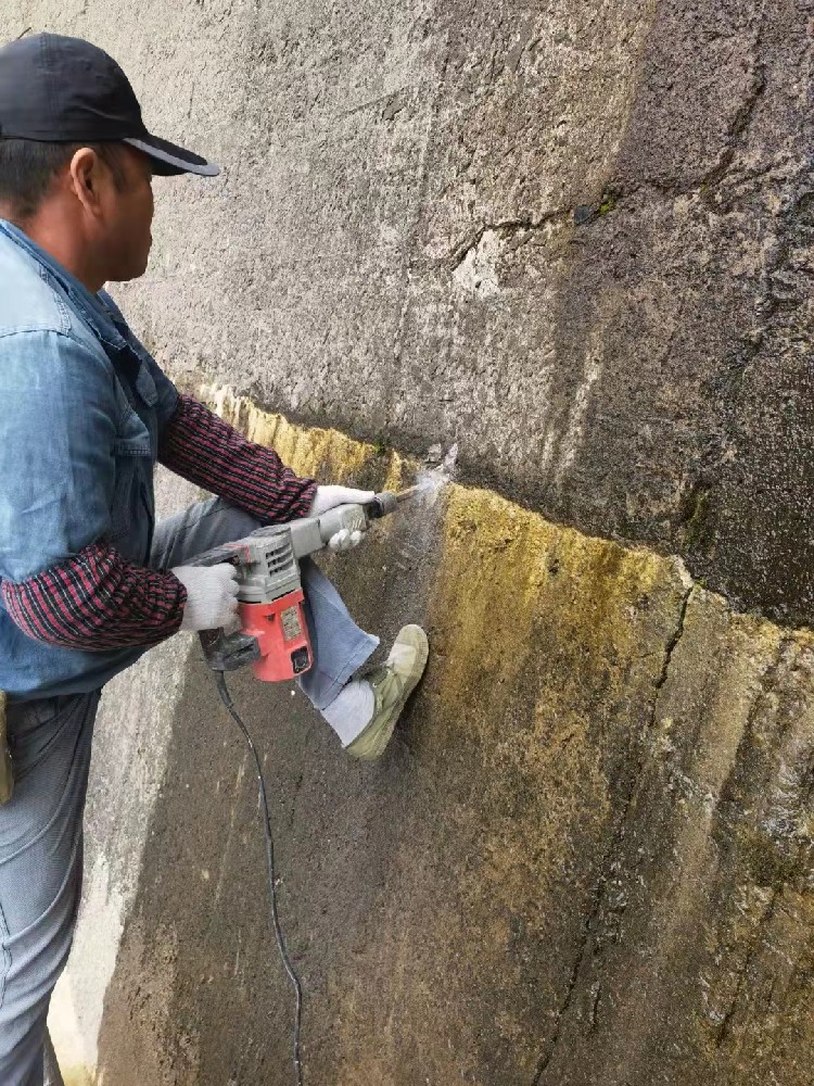 地下室建筑面澆完之后漏水怎么修？